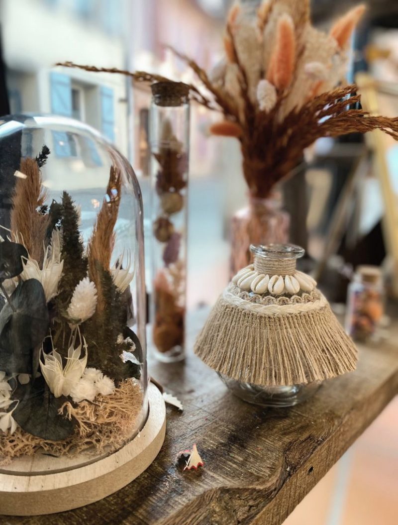 Vase déco bohème fait main avec corde naturelle et coquillages dans une déco bohème