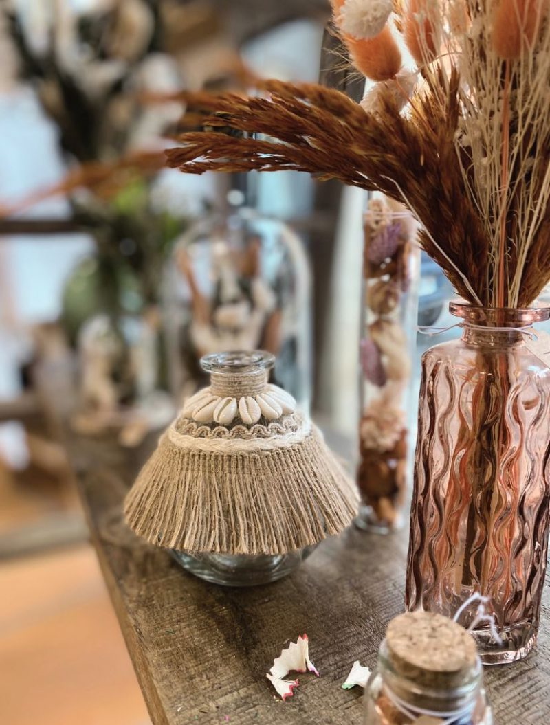 Vase déco bohème fait main avec corde naturelle et coquillages dans une déco bohème
