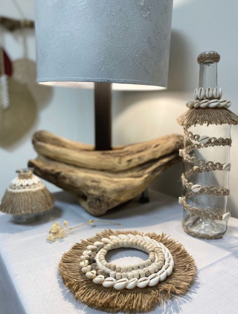 Décoration artisanale avec vase en verre recylé, corde naturelle et coquillages