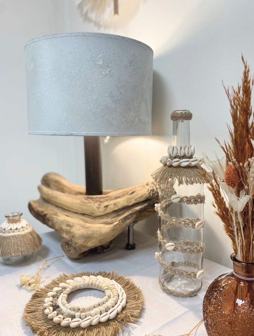 Décoration artisanale avec vase en verre recylé, corde et coquillages