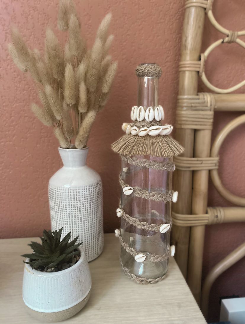 Vase décoratif bohème en verre recyclé, corde et coquillages, style bord de mer et artisanal