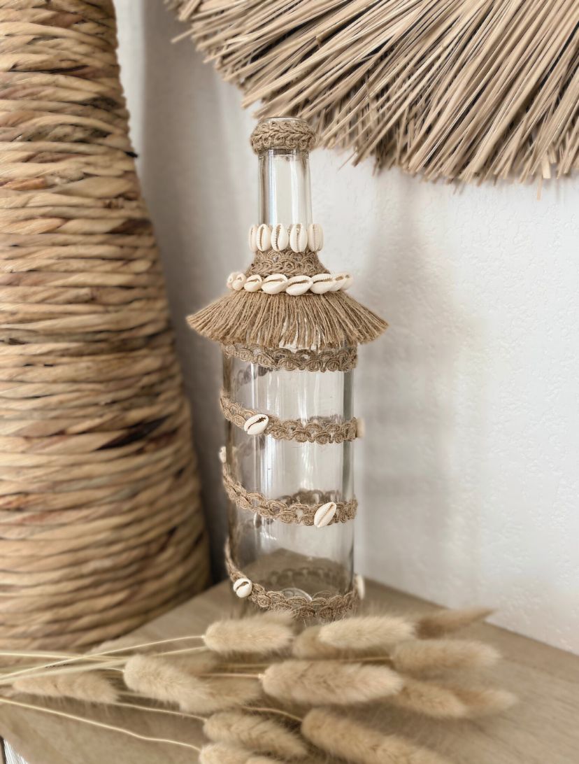 Bouteille artisanale boheme en verre avec corde, coquillages et de la dentelle.