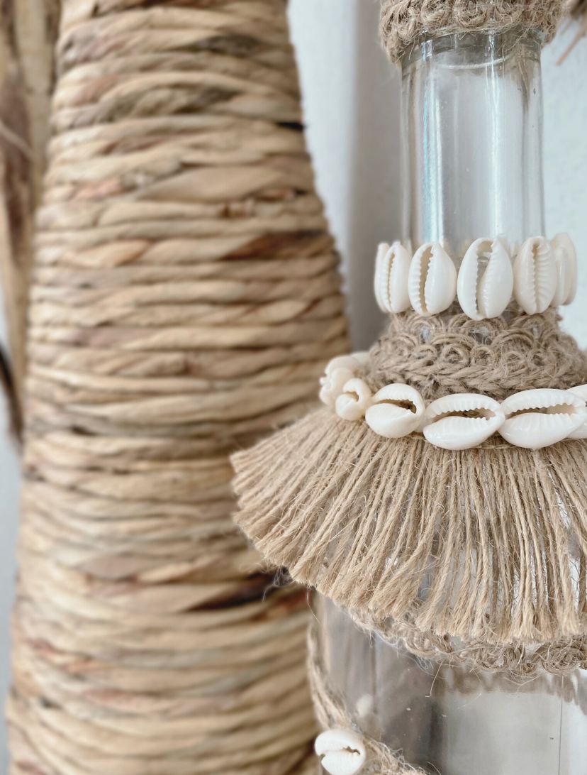 Vase décoratif bohème en verre recyclé, corde et coquillages, style bord de mer et artisanal