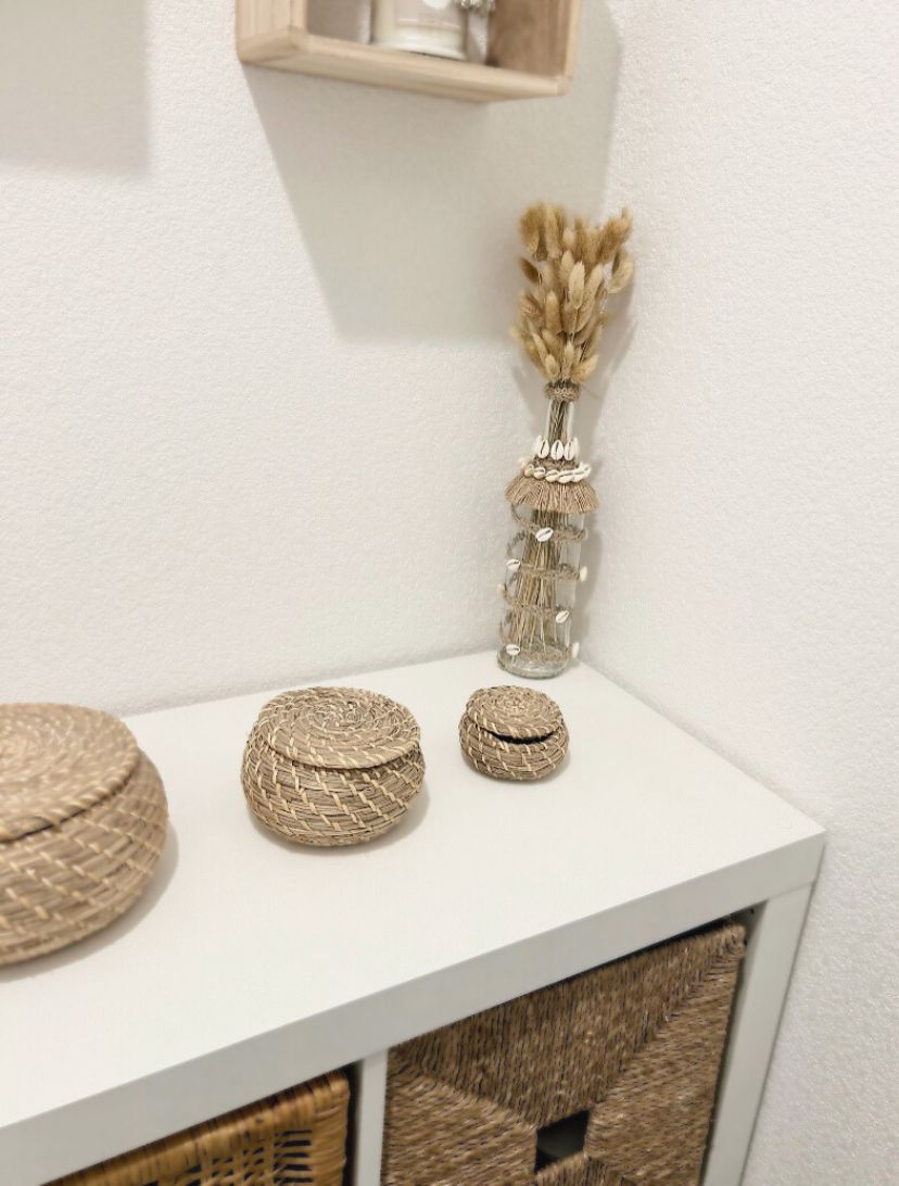 Vase décoratif bohème en verre recyclé, corde naturelle et coquillages