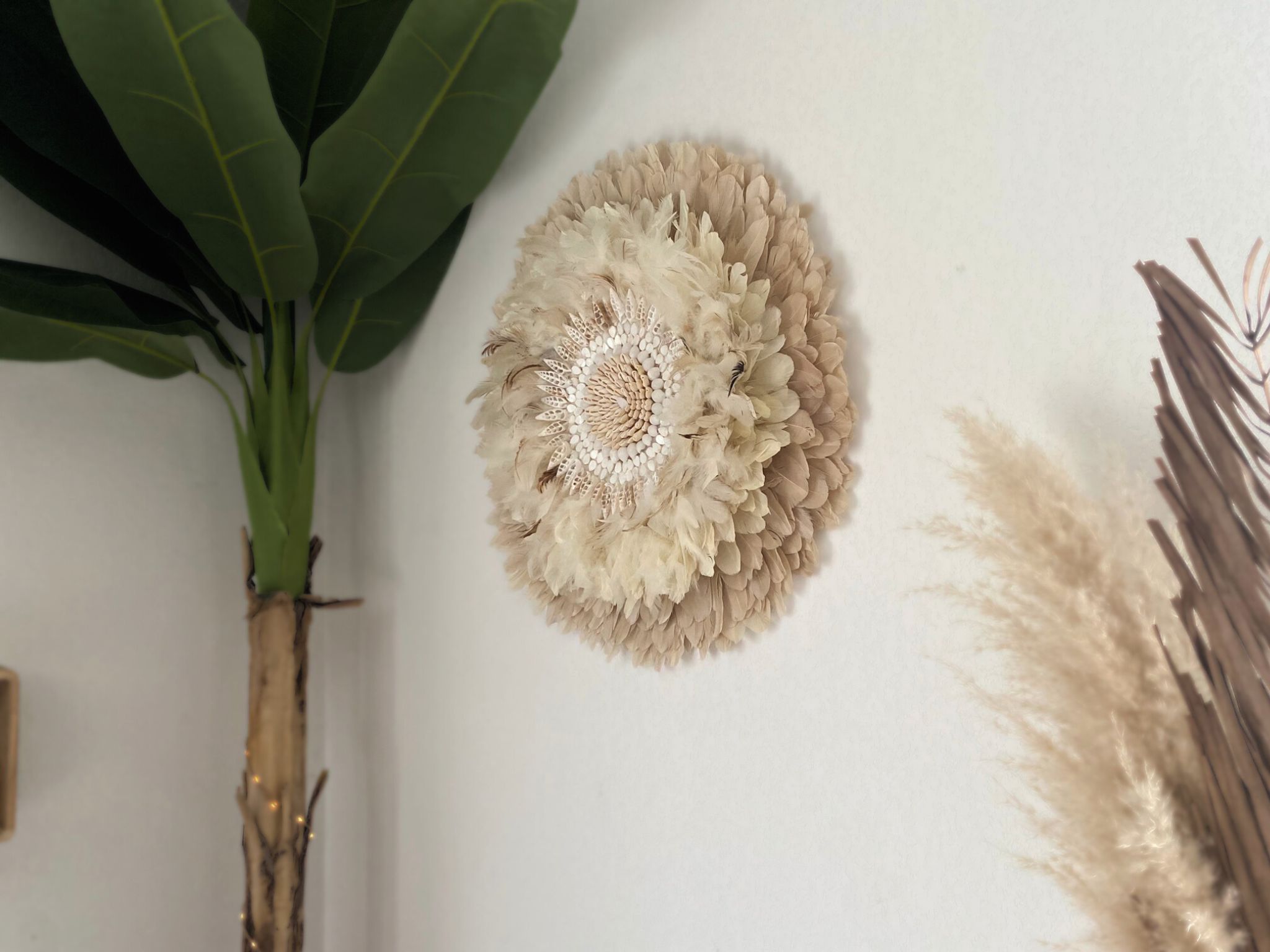 uju Hat mural crème, création artisanale en plumes naturelles – modèle "Éclat de Sable"