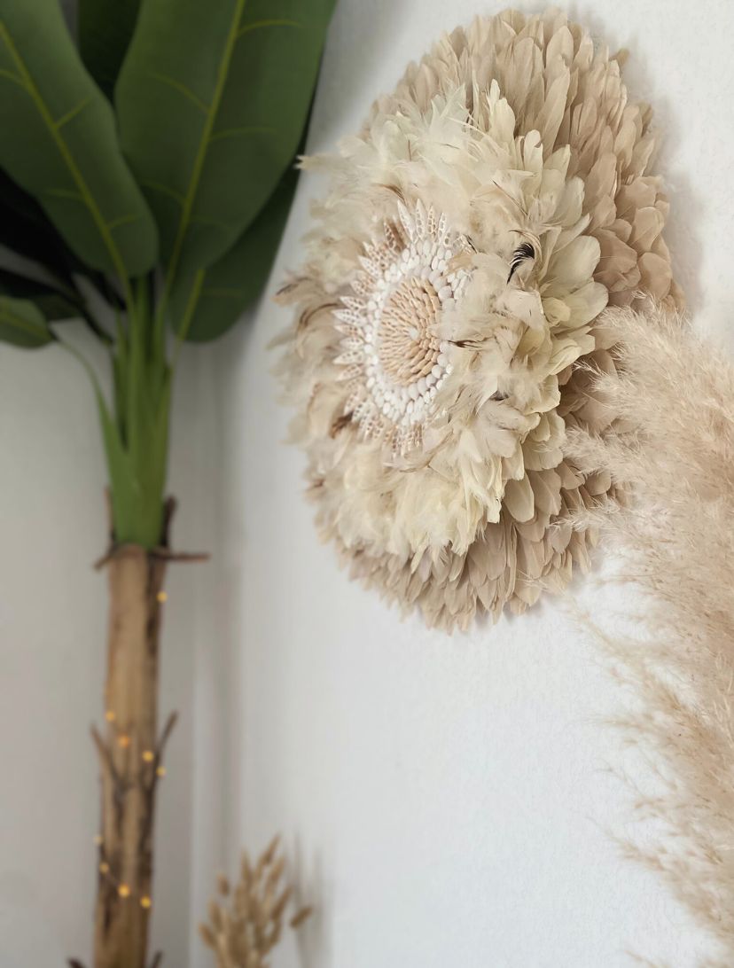 uju Hat mural crème, création artisanale en plumes naturelles – modèle "Éclat de Sable"