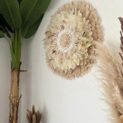 uju Hat mural crème, création artisanale en plumes naturelles – modèle "Éclat de Sable"