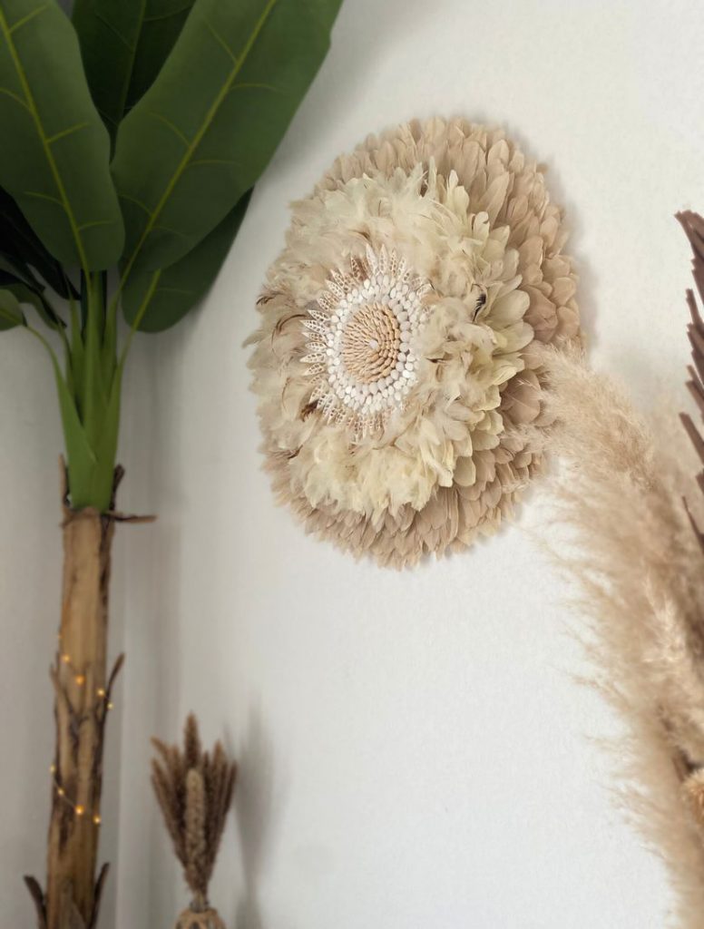 uju Hat mural crème, création artisanale en plumes naturelles – modèle "Éclat de Sable"