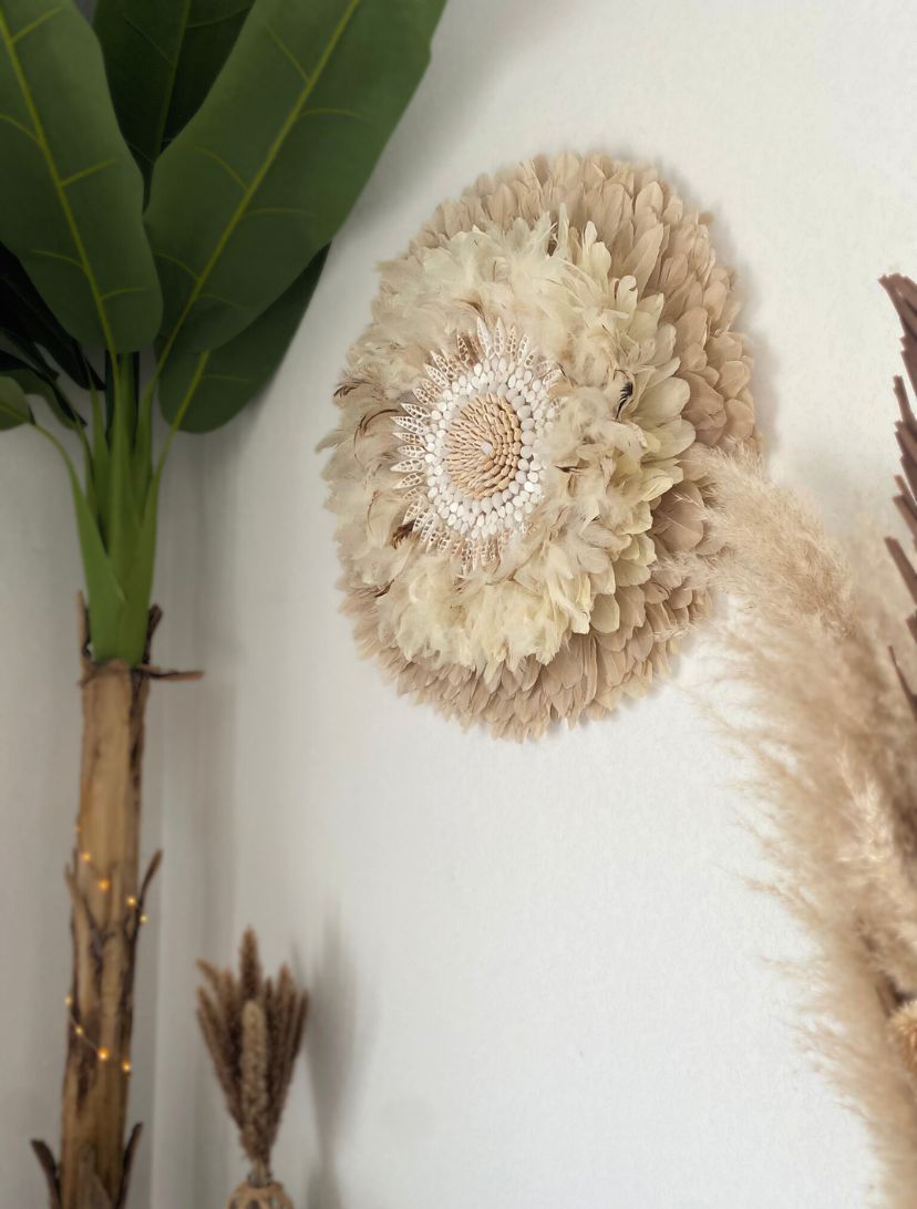 uju Hat mural crème, création artisanale en plumes naturelles – modèle "Éclat de Sable"