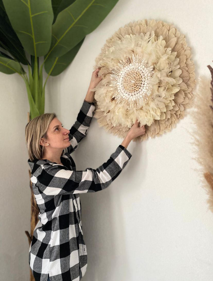 uju Hat mural crème, création artisanale en plumes naturelles – modèle "Éclat de Sable"