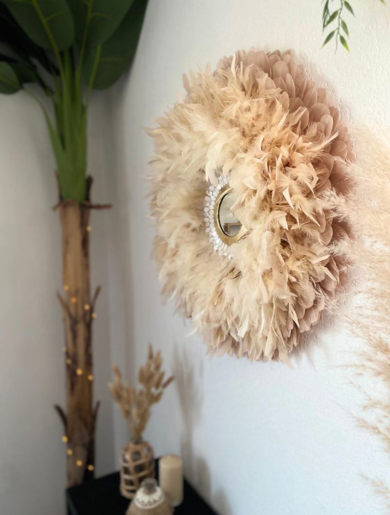 Miroir mural juju hat naturel avec plumes, perles dorées, coquilages et miroir marocain – modèle "Lumière d'Essaouira"