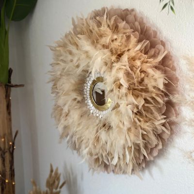 Miroir mural juju hat naturel avec plumes, perles dorées, coquilages et miroir marocain – modèle "Lumière d'Essaouira"