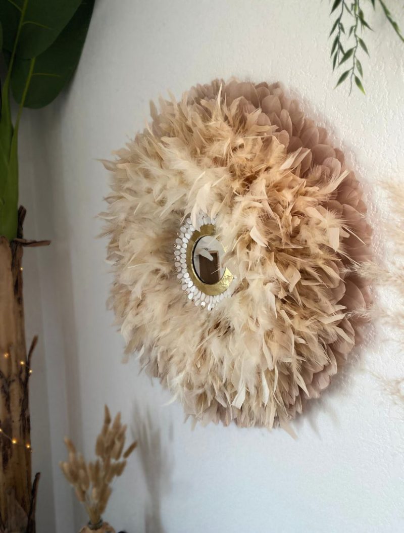 Miroir mural juju hat naturel avec plumes, perles dorées, coquilages et miroir marocain – modèle "Lumière d'Essaouira"