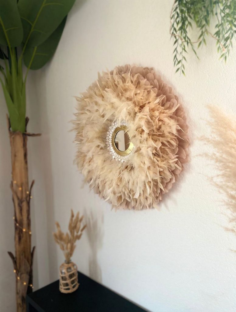 Miroir mural juju hat naturel avec plumes, perles dorées, coquilages et miroir marocain – modèle "Lumière d'Essaouira"