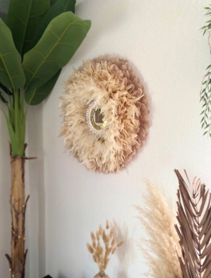Miroir mural juju hat naturel avec plumes, perles dorées, coquilages et miroir marocain – modèle "Lumière d'Essaouira"