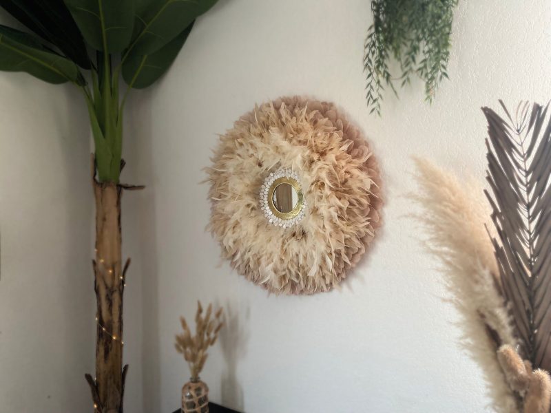 Miroir mural juju hat naturel avec plumes, perles dorées, coquilages et miroir marocain – modèle "Lumière d'Essaouira"