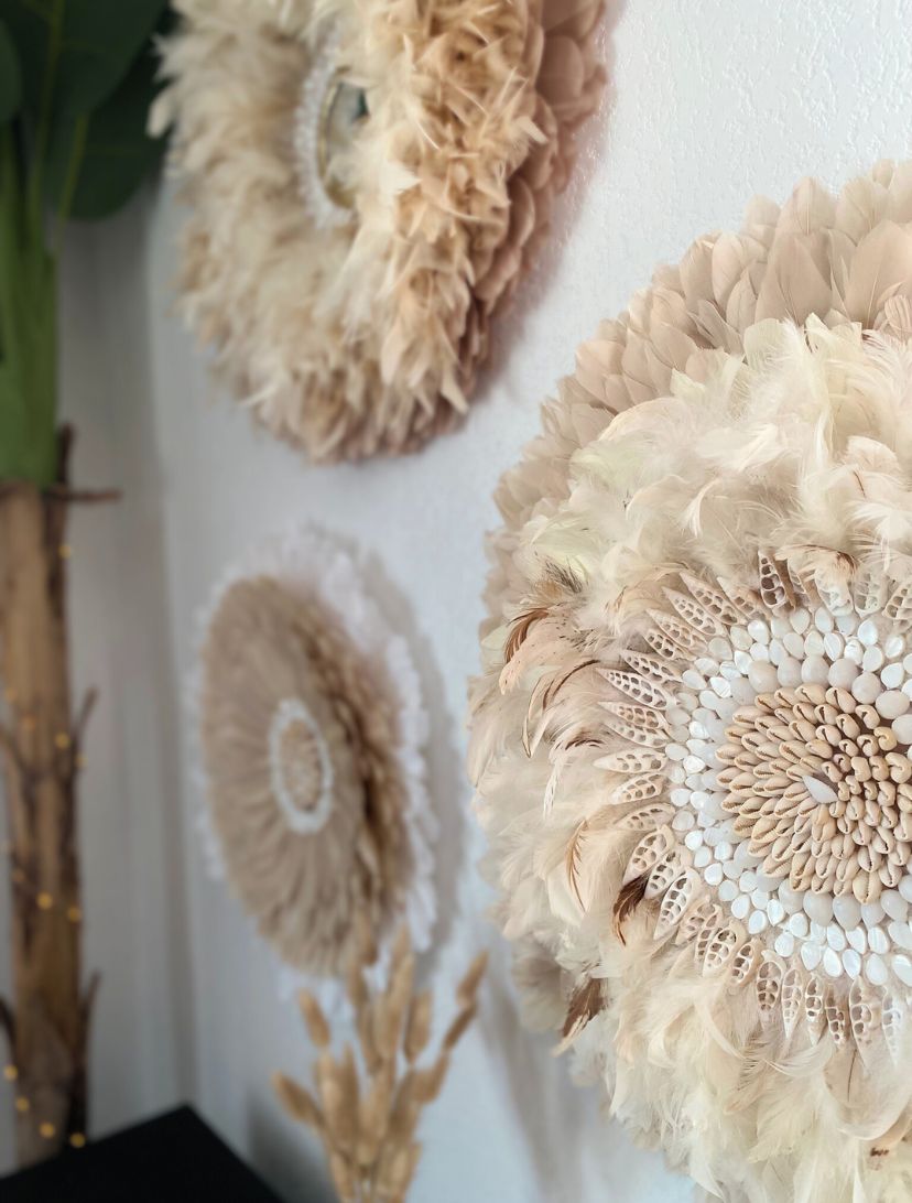 Trio de juju hats muraux crème en plumes naturelles avec miroirs décoratifs
