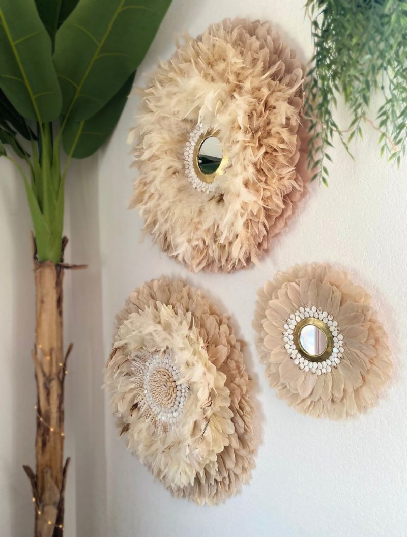 Trio de juju hats muraux crème en plumes naturelles avec miroirs décoratifs