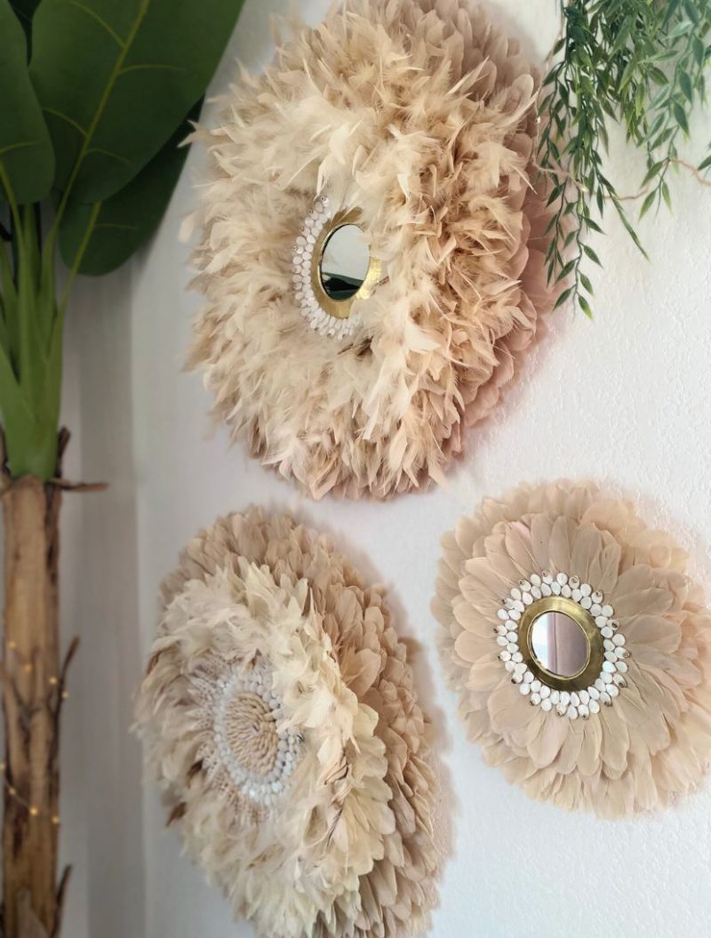 Trio de juju hats muraux crème en plumes naturelles avec miroirs décoratifs