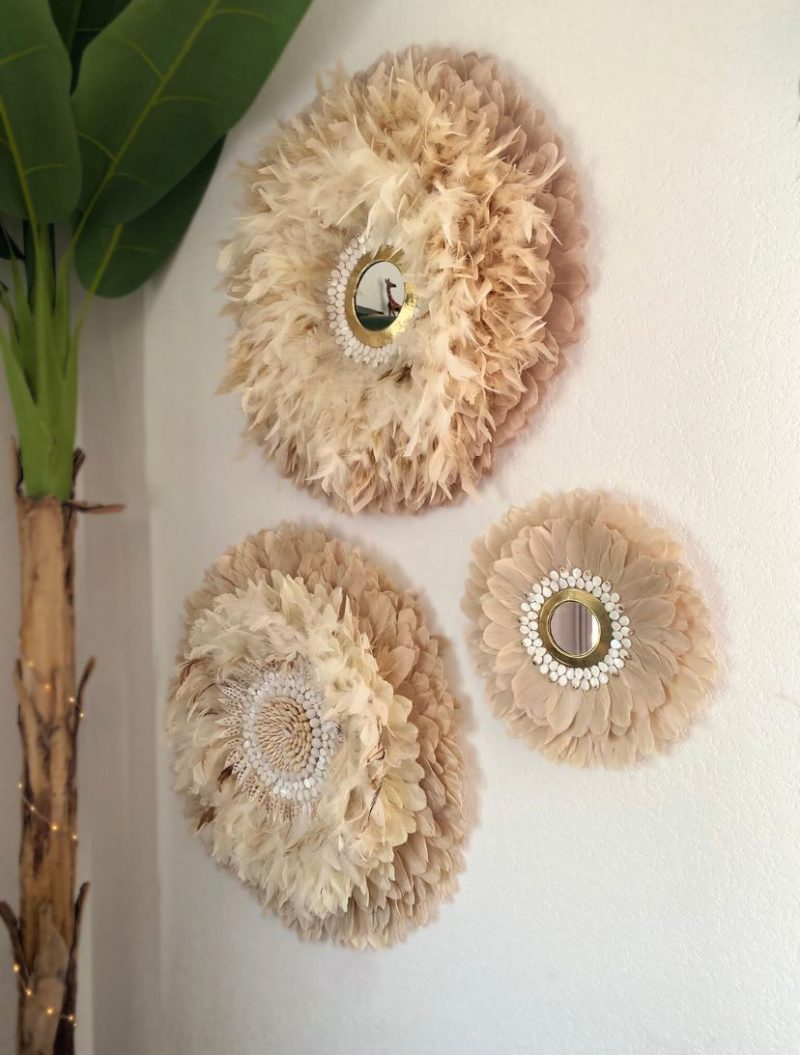 Trio de juju hats muraux crème en plumes naturelles avec miroirs décoratifs