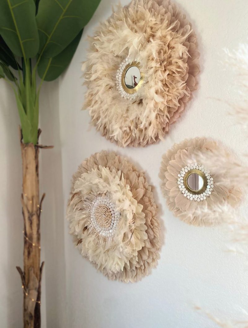 Trio de juju hats muraux crème en plumes naturelles avec miroirs décoratifs