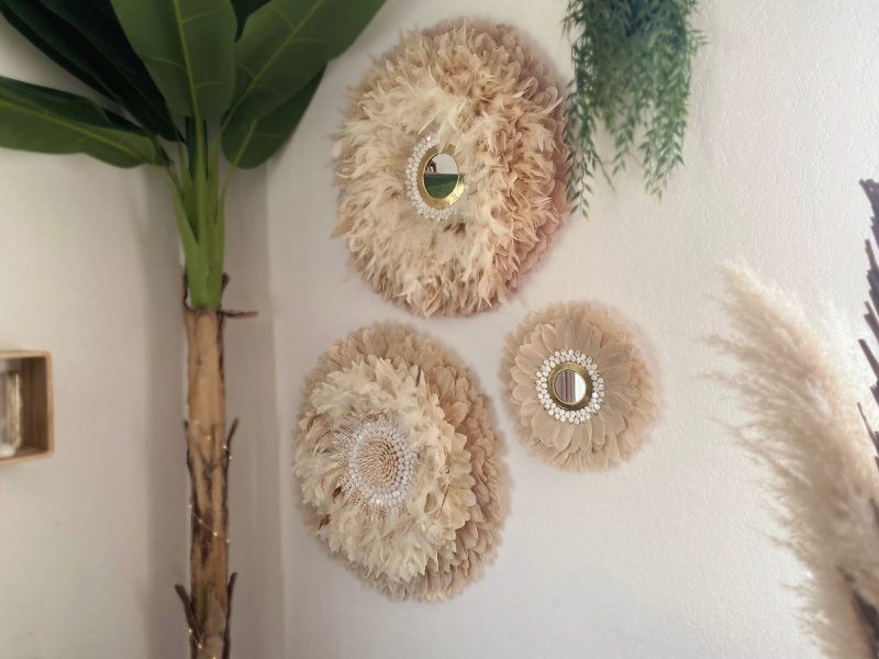 Trio de juju hats muraux crème en plumes naturelles avec miroirs décoratifs